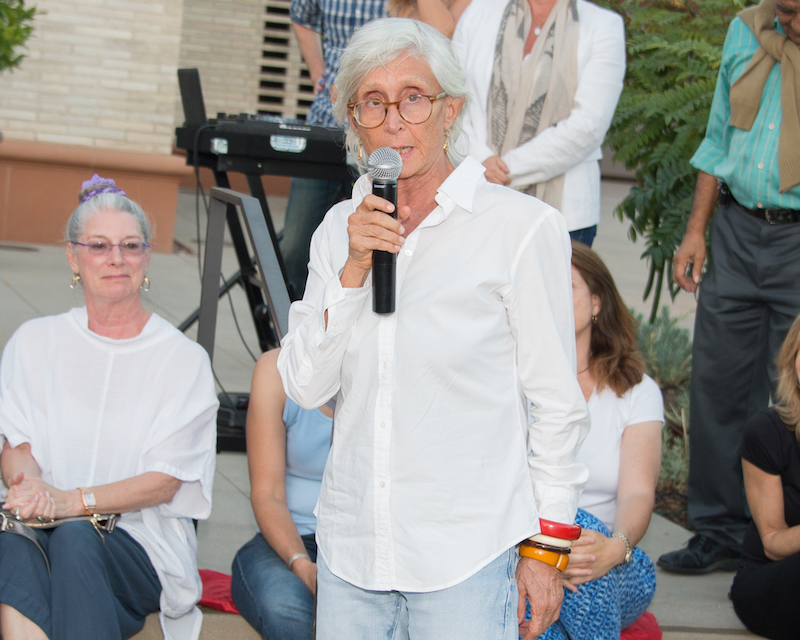 Twyla Tharp speaking to the crowd after the LA performance of The One Hundreds
